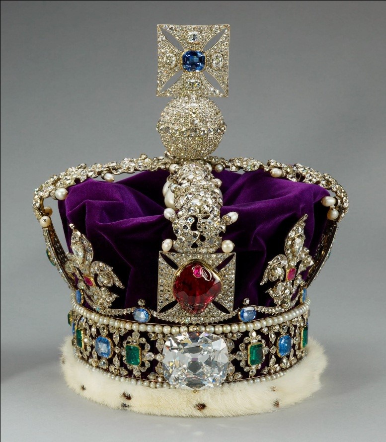 Coroa Real inglesa com esmeraldas, rubis, safiras, pérolas e 3000 diamantes. Símbolo de autoridade e poder econômico. 