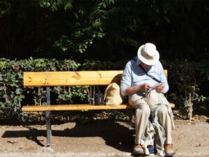 Velho na beira da estrada